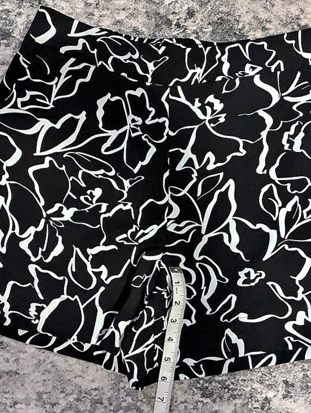 Nine West High-Rise Shorts Floral Shorts in Black & White Size Large Like New